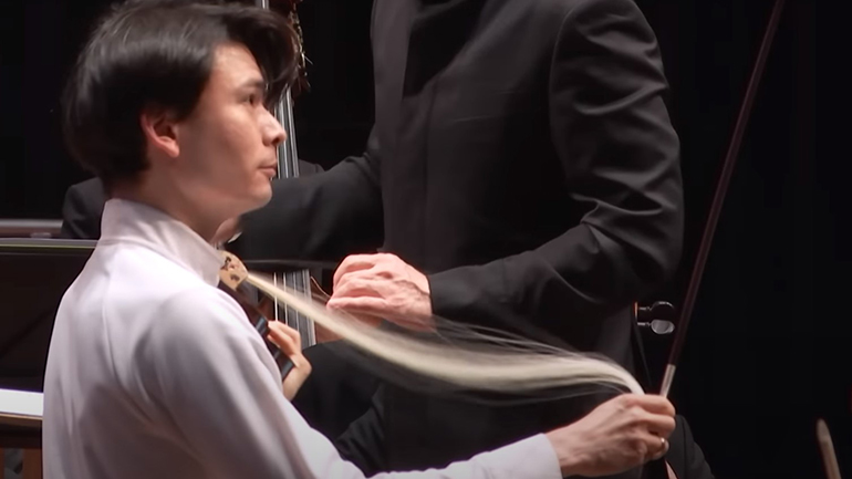 Έσπασε το πανάκριβο δοξάρι του, αξίας 32.000 ευρώ, εν ώρα συναυλίας